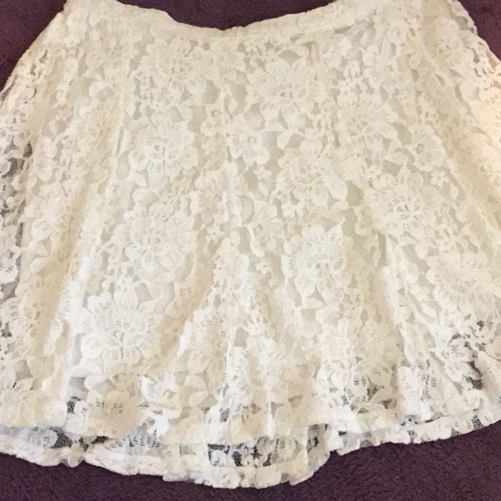 NWOT Women’s White Lined Skirt